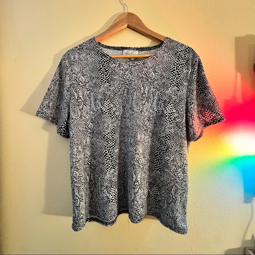 Snake skin patterned black and white simple top by Kathi Lee Size Large